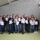 Deelnemers aan de Introductiecursus laten hun certificaten zien