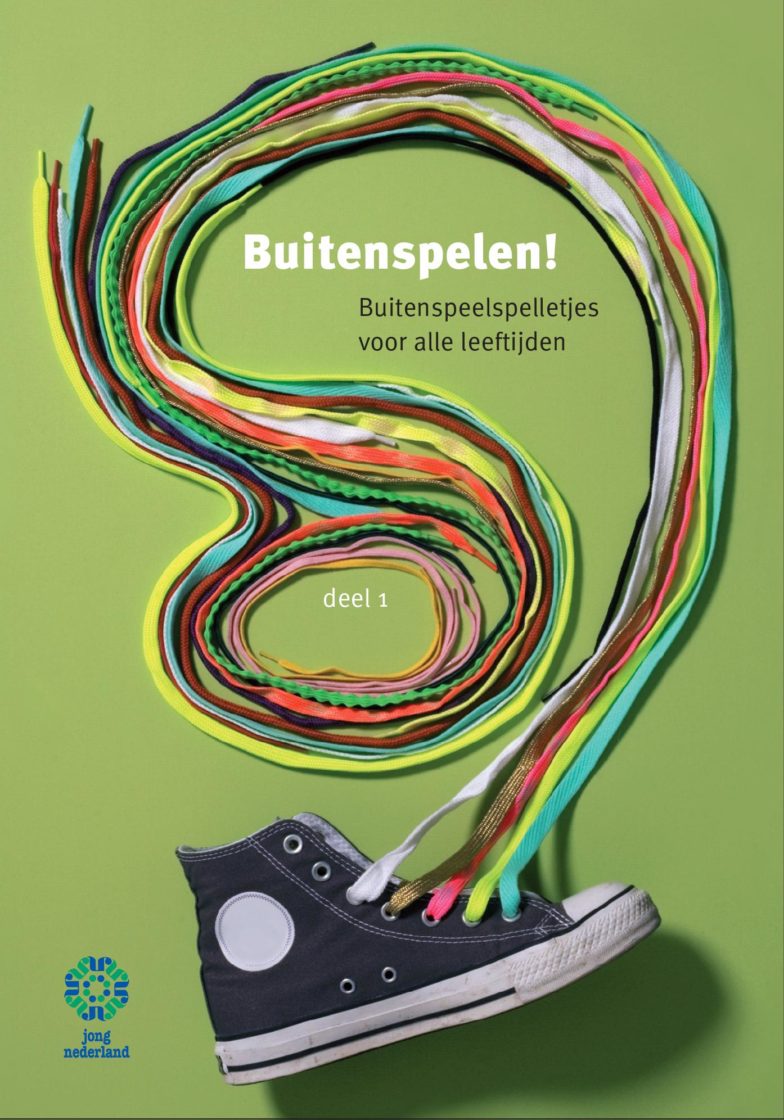 Voorkant van spelboekje Buitenspelen! Buitenspeelspelletjes voor alle leeftijden. Er staat een schoen op met gekleurde veters die om de titel heen gekruld zijn.