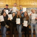 Een groep deelnemers aan de Introductiecursus laat hun certificaat zien