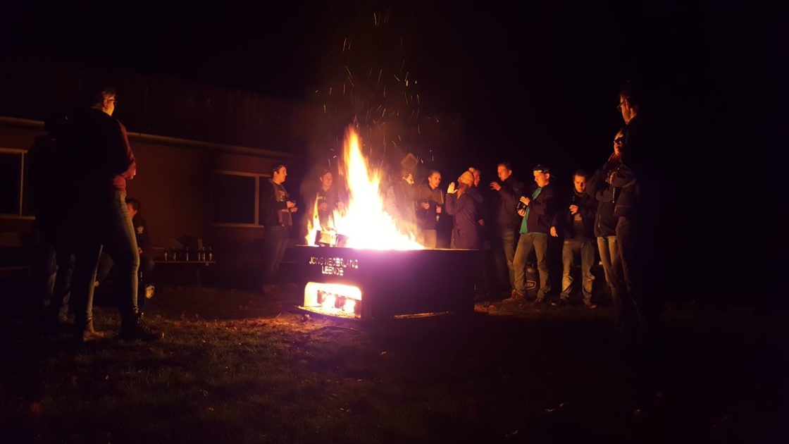 Jong Nederlanders bij een kampvuur