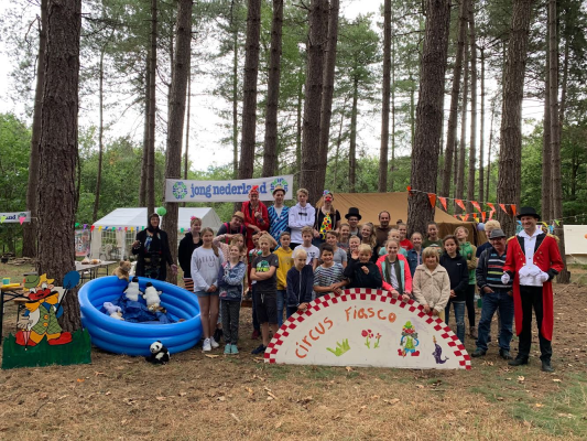 Groep Jong Nederlanders tijdens een activiteit.