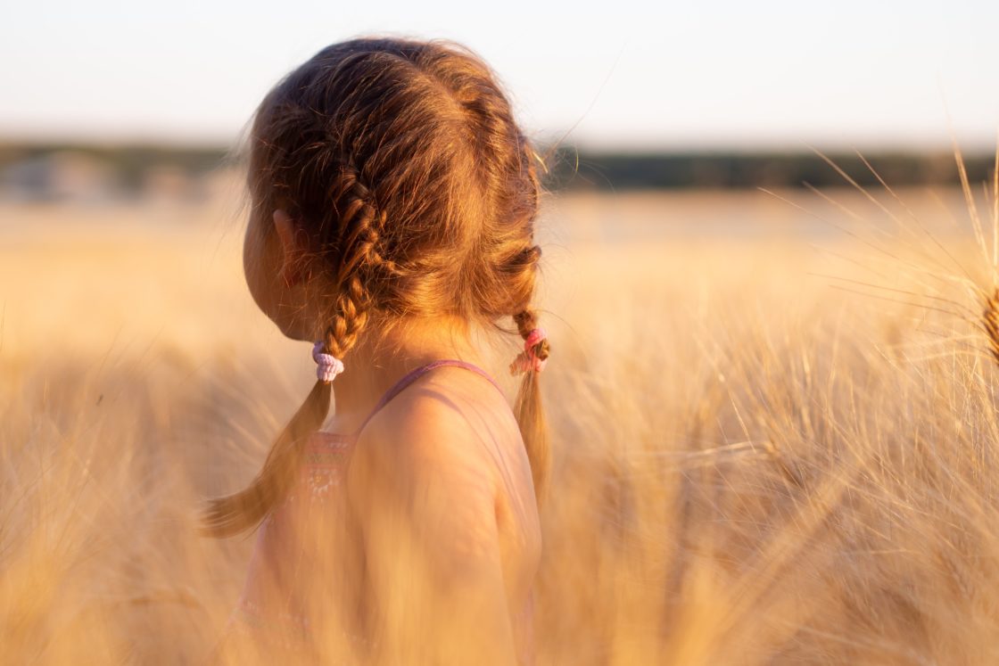 Kind in een grasveld